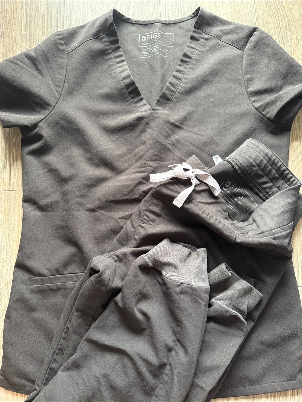 Figs black V-Neck Scrub Top in XS and Drawstring Pants in S/petite
